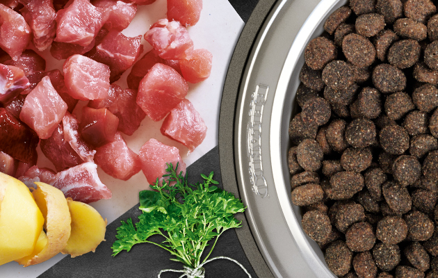 Verarbeitung des Fleisches zum Trockenfutter Verarbeitung des Fleisches zum Trockenfutter