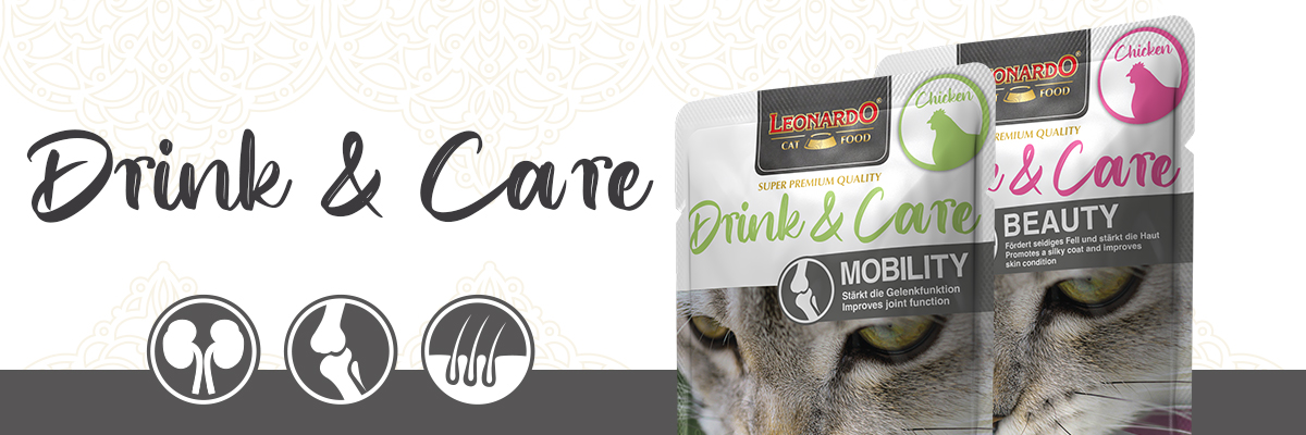 Kategorie Header Drink & Care Desktop Schwarzer Text auf weißem Hintergrund „Drink and Care“. Rechts sind zwei Produktverpackungen von LEONARDO Katzendrinks zu sehen. Die Sorten sind „Drink & Care Mobility“ und „Drink & Care Beauty“.