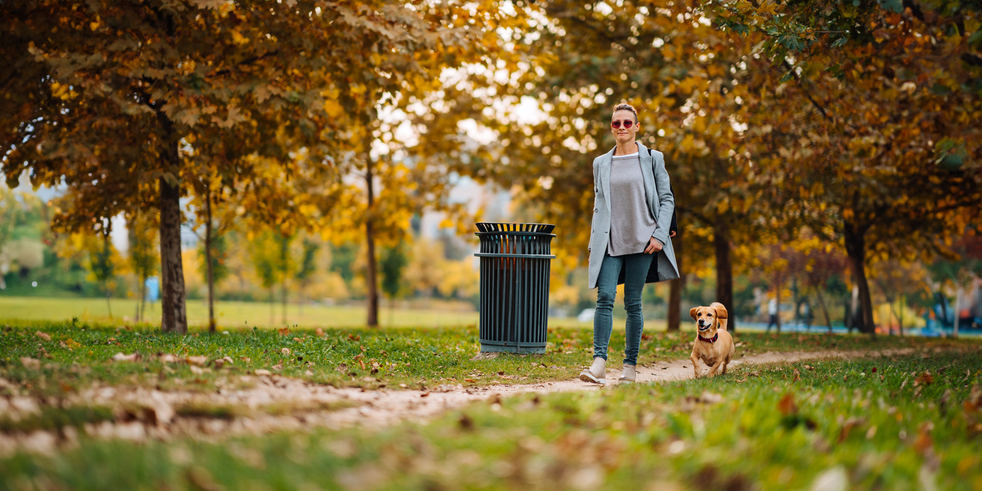 Der perfekte Haufen: Entscheidend ist, was hinten rauskommt frau-mit-hund-park-muelltonne