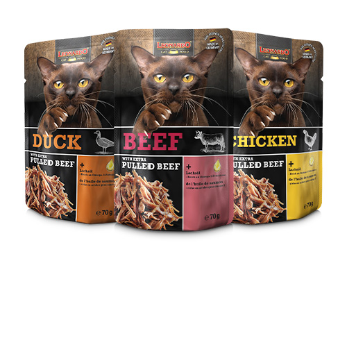 Leonardo Pulled Beef Produktübersicht Drei Produkte der Linie Leonardo Pulled Beef Nassfutter leicht versetzt hintereinander vor einem weißen Hintergrund platziert