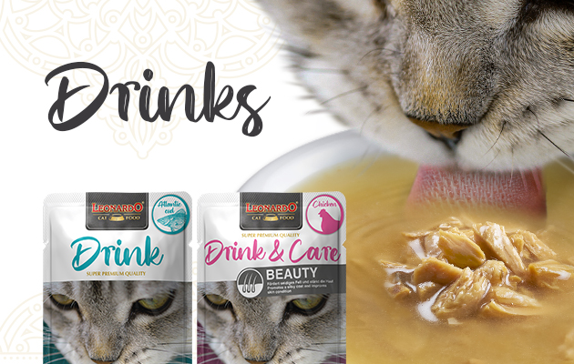 Schwarzer Text auf weißem Hintergrund "Katzendrinks" Es sind zwei Produktverpackungen und eine Katze, die aus einem Napf trinkt zu sehen.
