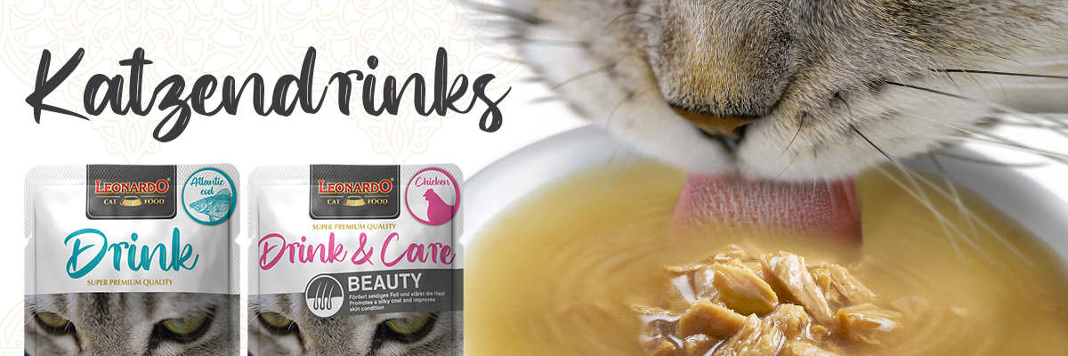 Schwarzer Text auf weißem Hintergrund "Katzendrinks" Es sind zwei Produktverpackungen und eine Katze, die aus einem Napf trinkt zu sehen.