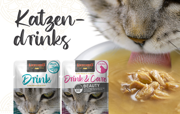 Schwarzer Text auf weißem Hintergrund "Katzendrinks" Es sind zwei Produktverpackungen und eine Katze, die aus einem Napf trinkt zu sehen.